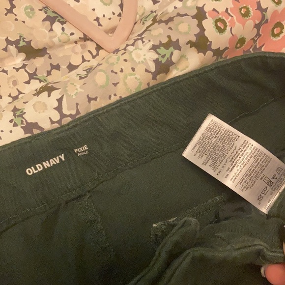 Women’s Old Navy Green Pixie Cut Pants - Picture 3 of 3